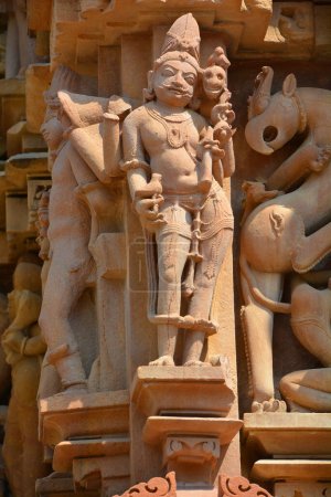 Téléchargez les photos : KHAJURAHO INDIA MADYHA PRADESH - 03 03 2023 : Le groupe de monuments Khajuraho est un groupe de temples hindous et jaïns célèbres pour leur symbolisme architectural sans précédent et quelques sculptures érotiques - en image libre de droit