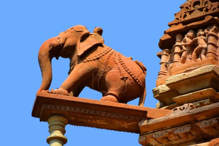 Foto de KHAJURAHO INDIA MADYHA PRADESH - 03 03 2023: Escultura de elefante El Grupo de Monumentos Khajuraho es un grupo de templos hindúes y jainas famosos por su simbolismo arquitectónico de estilo nagara. - Imagen libre de derechos