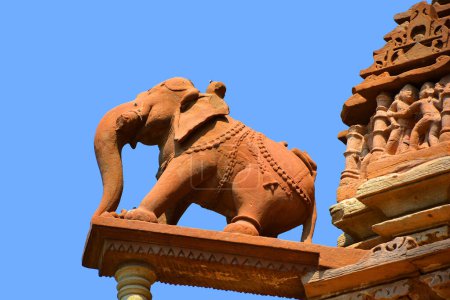 Foto de KHAJURAHO INDIA MADYHA PRADESH - 03 03 2023: Escultura de elefante El Grupo de Monumentos Khajuraho es un grupo de templos hindúes y jainas famosos por su simbolismo arquitectónico de estilo nagara. - Imagen libre de derechos