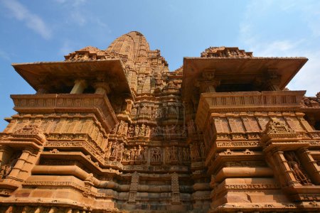 Foto de KHAJURAHO INDIA MADYHA PRADESH - 03 03 2023: Khajuraho Grupo de Monumentos son un grupo de templos hindúes y jainas famosos por su simbolismo arquitectónico de estilo nagara y algunas esculturas eróticas - Imagen libre de derechos