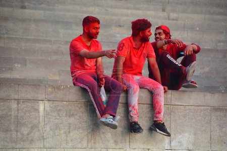 Téléchargez les photos : VARANASI BHOJPUR PURVANCHAL INDIA - 03 05 2023 : Portrait de garçons indiens à Varanasi, visages enduits de couleurs rouges - en image libre de droit