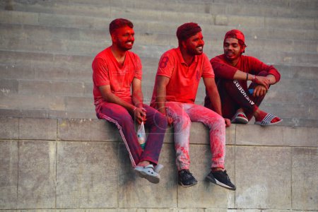 Foto de VARANASI BHOJPUR PURVANCHAL INDIA - 03 05 2023: Retrato de niños indios en Varanasi, rostros manchados de colores rojos - Imagen libre de derechos