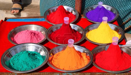 Foto de Polvos multicolores brillantes del holi coloridos en el mercado para la celebración del festival hindus holi. - Imagen libre de derechos