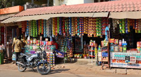 Foto de ORCCHA MADHYA PRADES INDIA - 03 03 2023: Vendedor ambulante en Orchha vendiendo sus productos - Imagen libre de derechos