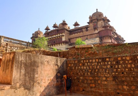 Foto de ORCCHA MADHYA PRADESH INDIA - 03 03 2023: El complejo Orchha Fort comprende varias estructuras formidables, incluyendo fortalezas, palacios, templos, cenotafios y monumentos históricos.. - Imagen libre de derechos