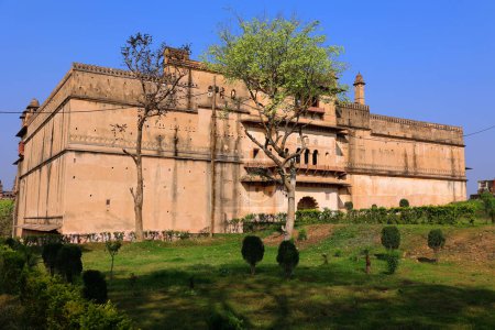 Foto de ORCCHA MADHYA PRADESH INDIA - 03 03 2023: Jehangir mahal, complejo Orchha Fort comprende varias estructuras formidables, incluyendo fortalezas, palacios, templos, cenotafios y monumentos históricos. - Imagen libre de derechos