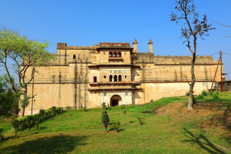 Foto de ORCCHA MADHYA PRADESH INDIA - 03 03 2023: Jehangir mahal, complejo Orchha Fort comprende varias estructuras formidables, incluyendo fortalezas, palacios, templos, cenotafios y monumentos históricos. - Imagen libre de derechos
