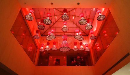 Téléchargez les photos : ORCCHA MADHYA PRADESH INDIA 03 03 2023 : Lampes de plafond rouges d'Orchha Palace Hotel luxueuse propriété est située au coeur de l'ancienne ville d'Orchha - en image libre de droit