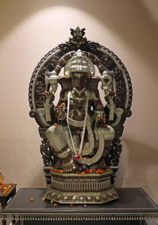 Foto de ORCCHA MADHYA PRADESH INDIA - 03 03 223: Ganesha o Ganapati, Vinayaka y Pillaiyar, es una de las deidades más conocidas y veneradas en el panteón hindú y es el Dios Supremo en Ganapatya - Imagen libre de derechos