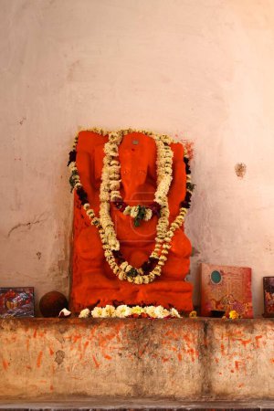 Foto de ORCCHA MADHYA PRADESH INDIA - 03 03 2023: Ganesh god in Ram Raja Temple. Es una peregrinación hindú sagrada y recibe devotos en gran número regularmente y también es comúnmente conocido como templo de Orchha - Imagen libre de derechos