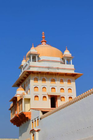 Téléchargez les photos : ORCCHA MADHYA PRADESH INDIA - 03 03 2023 : Temple Ram Raja. C'est un pèlerinage hindou sacré et reçoit régulièrement de nombreux dévots et est également communément connu sous le nom de temple Orchha. - en image libre de droit