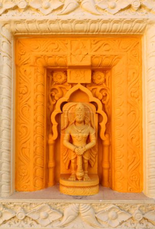 Téléchargez les photos : ORCCHA MADHYA PRADESH INDIA - 03 03 2023 : Le dieu Hanuman dans le temple Ram Raja. C'est un pèlerinage hindou sacré et reçoit régulièrement de nombreux dévots et est également communément connu sous le nom de temple Orchha. - en image libre de droit