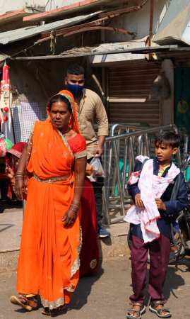 Foto de ORCCHA MADHYA PRADESH INDIA - 03 03 2023: Mujer india y niño con velo colorido y, sari - Imagen libre de derechos