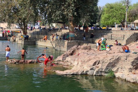 Téléchargez les photos : ORCCHA MADHYA PRADESH INDE - 03 03 2023 : Des Indiens non identifiés se baignent dans la rivière Betwa - en image libre de droit