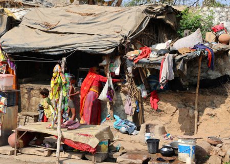 Téléchargez les photos : ORCCHA MADHYA PRADES INDE - 03 03 2023 : Scène de rue, stand des vendeurs et maison, la pauvreté est un problème majeur en Inde.On compte 1,77 million de sans-abri en Inde, soit 0,15 % de la population - en image libre de droit