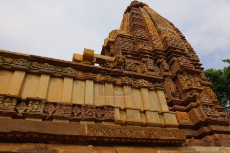 Téléchargez les photos : KHAJURAHO INDIA MADYHA PRADESH - 03 03 2023 : Le groupe de monuments Khajuraho est un groupe de temples hindous et jaïns célèbres pour leur symbolisme architectural sans précédent et quelques sculptures érotiques - en image libre de droit