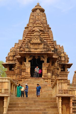 Foto de KHAJURAHO INDIA MADYHA PRADESH - 03 03 2023: Khajuraho Grupo de Monumentos son un grupo de templos hindúes y jainas famosos por su simbolismo arquitectónico de estilo nagara y algunas esculturas eróticas - Imagen libre de derechos