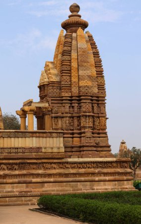 Téléchargez les photos : KHAJURAHO MADYHA PRADESH INDIA 03 03 2023 : Le groupe de monuments Khajuraho est un groupe de temples hindous et jaïns célèbres pour leur symbolisme architectural sans précédent et quelques sculptures érotiques - en image libre de droit