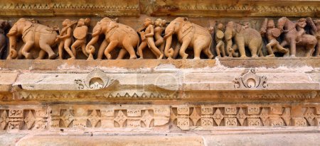 Téléchargez les photos : KHAJURAHO MADYHA PRADESH INDIA - 03 03 2023 : Le groupe de monuments Khajuraho est un groupe de temples hindous et jaïns célèbres pour leur symbolisme architectural sans précédent et quelques sculptures érotiques - en image libre de droit