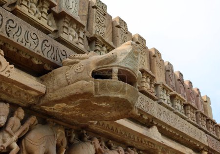 Foto de KHAJURAHO MADYHA PRADESH INDIA - 03 03 2023: Khajuraho Grupo de Monumentos son un grupo de templos hindúes y jainas famosos por su simbolismo arquitectónico de estilo nagara y algunas esculturas eróticas - Imagen libre de derechos