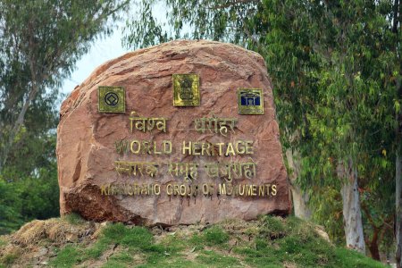 Téléchargez les photos : KHAJURAHO MADYHA PRADESH INDIA - 03 03 2023 : Le signe UNESCO du groupe de monuments Khajuraho est un groupe de temples hindous et jaïns célèbres pour leur symbolisme architectural sans précédent - en image libre de droit