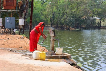 Téléchargez les photos : KHAJURAHO INDIA MADYHA PRADESH - 03 03 2023 : Les femmes lavent leurs vêtements. Les pauvres en Inde lavent et séchent leurs vêtements sur les rives d'une rivière - en image libre de droit