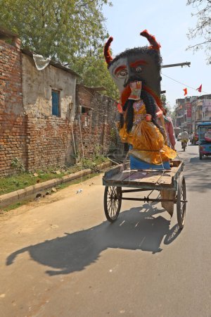 Téléchargez les photos : VARANASI BHOJPUR PURVANCHAL INDIA - 03 05 2023 : Masque maléfique traditionnel du costume d'acteur au carnaval de rue - en image libre de droit