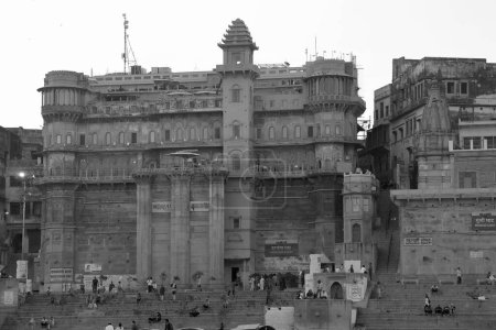 Téléchargez les photos : VARANASI BHOJPUR PURVANCHAL INDIA - 03 05 2023 : Varanasi, Banaras ou Bénarès et Kashiqui occupe une place centrale dans les traditions de pèlerinage, de mort et de deuil dans le monde hindou - en image libre de droit