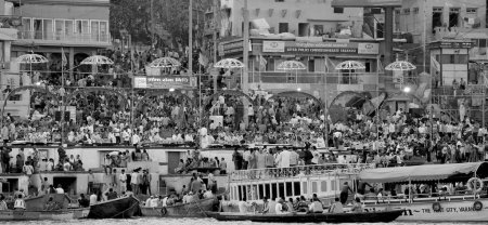 Foto de VARANASI BHOJPUR PURVANCHAL INDIA - 03 05 2023: Varanasi, Banaras o Benares y Kashithat tiene un lugar central en las tradiciones de peregrinación, muerte y luto en el mundo hindú - Imagen libre de derechos