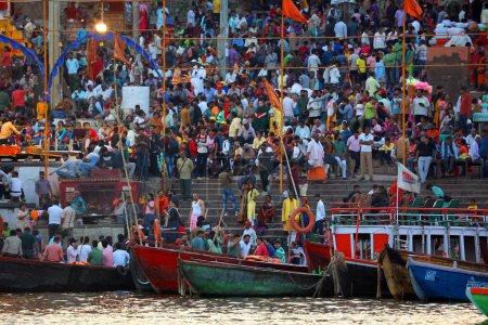 Téléchargez les photos : VARANASI BHOJPUR PURVANCHAL INDIA - 03 05 2023 : Cérémonie religieuse sacrée d'Arati. Des gens prient et regardent une action religieuse se dérouler à Dashashwamedh Ghat sur les rives du Gange - en image libre de droit