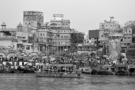 Foto de VARANASI BHOJPUR PURVANCHAL INDIA - 03 05 2023: Sagrada ceremonia religiosa de Arati. La gente se sienta a orar y ver una acción religiosa tiene lugar en Dashashwamedh Ghat en las orillas del río Ganges - Imagen libre de derechos