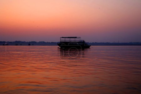 Téléchargez les photos : Magnifique coucher de soleil sur la mer avec bateau - en image libre de droit