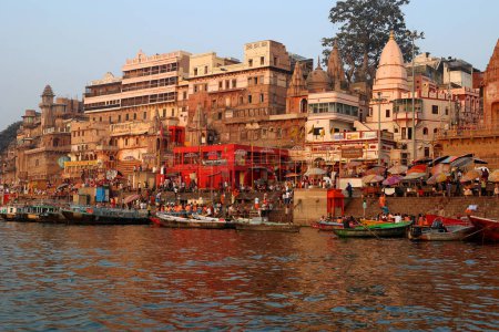Téléchargez les photos : VARANASI BHOJPUR PURVANCHAL INDIA - 03 05 2023 : Varanasi, Banaras ou Bénarès et Kashiqui occupe une place centrale dans les traditions de pèlerinage, de mort et de deuil dans le monde hindou - en image libre de droit