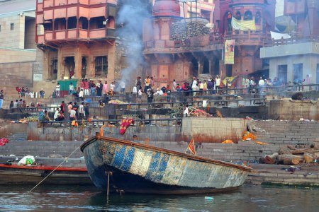 Téléchargez les photos : VARANASI BHOJPUR PURVANCHAL INDIA - 03 05 2023 : Vue de la cérémonie de crémation d'une personne hindoue inconnue à Manikarnika Ghat devant le fleuve Ganges à Varanasi - en image libre de droit