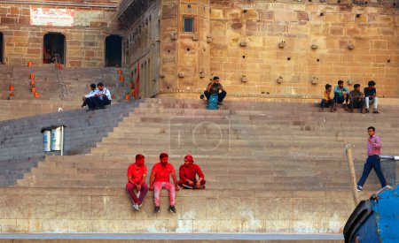 Foto de VARANASI BHOJPUR PURVANCHAL INDIA - 03 05 2023: Retrato de niños indios en Varanasi, rostros manchados de colores rojos - Imagen libre de derechos