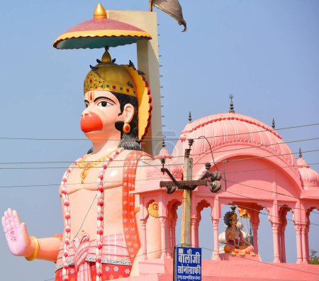 Téléchargez les photos : RAJASTHAN INDIA - 02 28 23 : Vue de la statue géante de Hanuman. Hanuman est un dieu hindou et un divin compagnon vanara du dieu Rama. Hanuman est l'un des personnages centraux du Ramayana épique hindou - en image libre de droit
