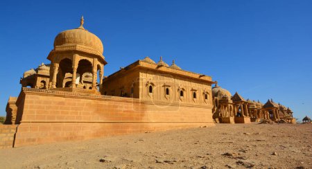 Téléchargez les photos : JAISALMER RAJASTHAN INDIA - 02 13 2023 : Les cénotaphes de Vyas Chhatri sont les structures les plus fabuleuses de Jaisalmer, et l'une de ses principales attractions touristiques. - en image libre de droit