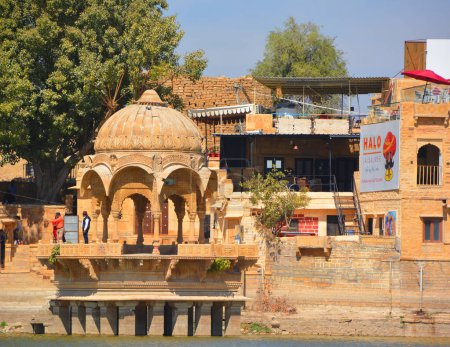 Téléchargez les photos : JAISALMER RAJASTHAN INDE - 02 13 2023 : Lac Gadisar le matin. Réservoir d'eau artificiel avec temples à Jaisalmer. Rajasthan. Inde - en image libre de droit