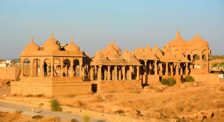 Foto de JAISALMER RAJASTHAN INDIA - 02 13 2023: Los cenotafios de Vyas Chhatri son las estructuras más fabulosas de Jaisalmer y una de sus principales atracciones turísticas. - Imagen libre de derechos
