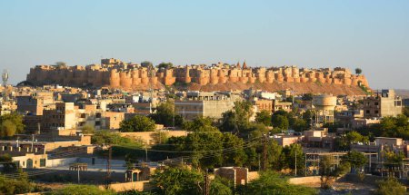 Foto de JAISALMER INDIA - 02 13 23: Fuerte Jaisalmer en la ciudad de Jaisalmer, en el estado indio de Rajastán. Se cree que es uno de los pocos "fuertes vivientes" en el mundo (como Carcasona, Francia)) - Imagen libre de derechos