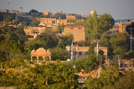 Foto de JAISALMER RAJASTHAN INDIA - 02 13 2023: Vista de la ciudad de Jaisalmer desde el interior de Jaislamer Fort o Sonar Quila o Golden Fort. Patrimonio de la Humanidad por la UNESCO en el desierto de Thar a lo largo de la antigua ruta del comercio de seda. - Imagen libre de derechos