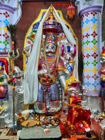 Foto de JODHPUR RAJASTHAN INDIA - 02 13 2023: Mandore Gardens, Devtaon Ki Sal, Estatua de los dioses hindúes, Mandore Garden - Imagen libre de derechos