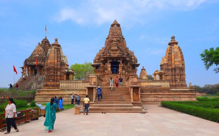Téléchargez les photos : KHAJURAHO MADYHA PRADESH INDIA - 03 03 2023 : Le groupe de monuments Khajuraho est un groupe de temples hindous et jaïns célèbres pour leur symbolisme architectural sans précédent et quelques sculptures érotiques - en image libre de droit