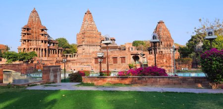 Foto de JODHPUR RAJASTHAN INDIA - 02 14 2023: Antigua estructura exterior del Templo Hindú en Mandore Garden jodhpur city, Rajastán, India - Imagen libre de derechos