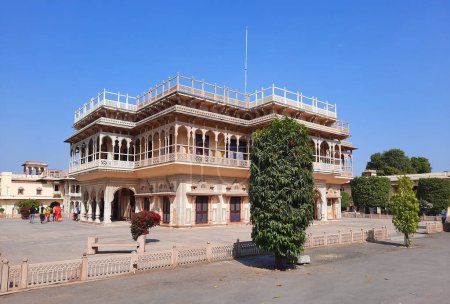 Foto de ALWAR RAJASTHAN INDIA - 02 28 2023: Moosi Maharani Ki Chhatri Alwar monumento más artístico y el más real también, repleto de una historia fascinante. Maharaja Vinay Singh de Alwar construyó este cenotafio - Imagen libre de derechos