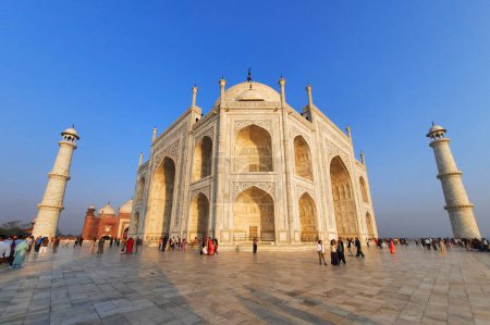 Téléchargez les photos : TAJ MAHAL UTTAR PRADESH INDIA - 03 01 2023 : Vue sur le Taj Mahal est un mausolée en marbre blanc ivoire sur la rive droite de la Yamuna à Agra - en image libre de droit