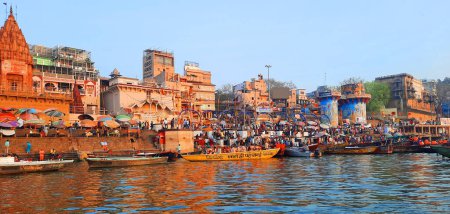 Foto de VARANASI BHOJPUR PURVANCHAL INDIA - 03 05 2023: Ilustración de Varanasi, Banaras o Benares y Kashithat tiene un lugar central en las tradiciones de peregrinación, muerte y luto en el mundo hindú - Imagen libre de derechos