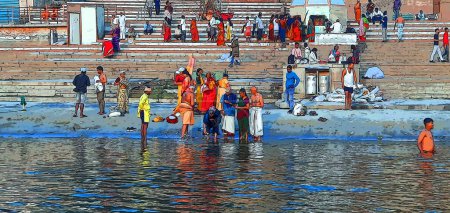 Foto de VARANASI BHOJPUR PURVANCHAL INDIA - 03 05 2023: Ilustración de la ceremonia de la cremación de una persona hindú desconocida en Manikarnika Ghat frente al río Ganges en Varanasi - Imagen libre de derechos