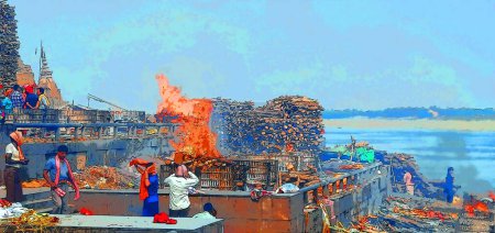 Foto de VARANASI BHOJPUR PURVANCHAL INDIA - 03 05 2023: Ilustración de la ceremonia de la cremación de una persona hindú desconocida en Manikarnika Ghat frente al río Ganges en Varanasi - Imagen libre de derechos