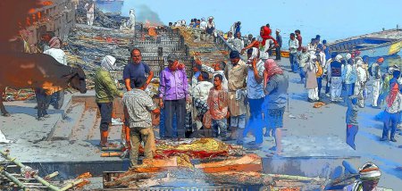 Photo for VARANASI BHOJPUR PURVANCHAL INDIA - 03 05 2023: Illustration of the ceremony of the cremation of a unknown Hindu person at Manikarnika Ghat front the Ganges river in Varanasi - Royalty Free Image